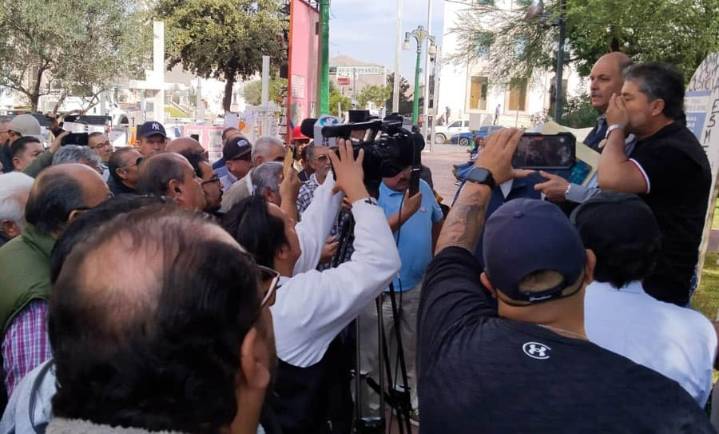 Bloquean taxistas en centro de la ciudad
