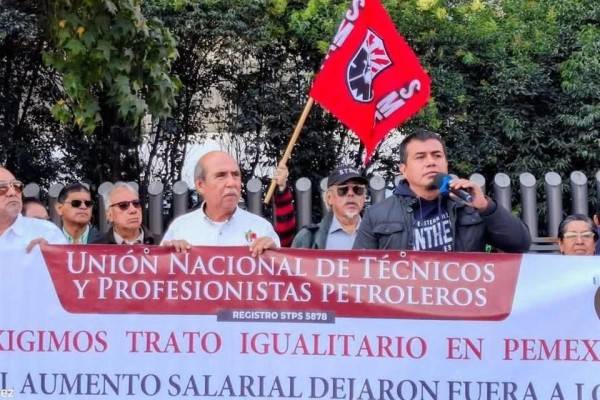 Exigen trabajadores de Pemex aumento salarial