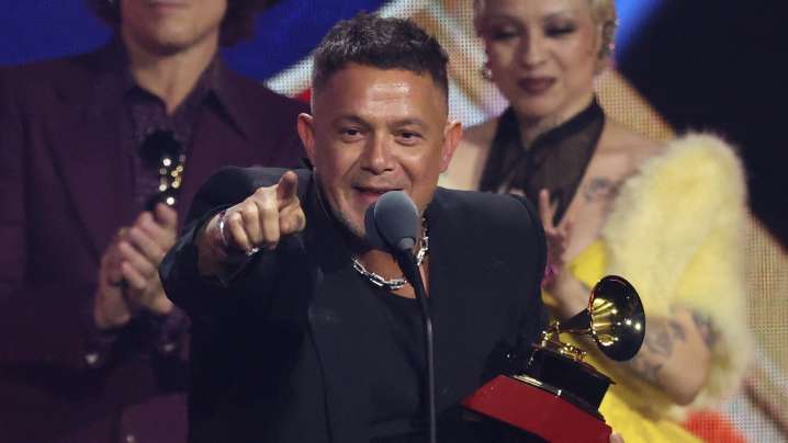 El "robo" de Alejandro Sanz a Bad Bunny y otros momentazos de los Latin Grammy