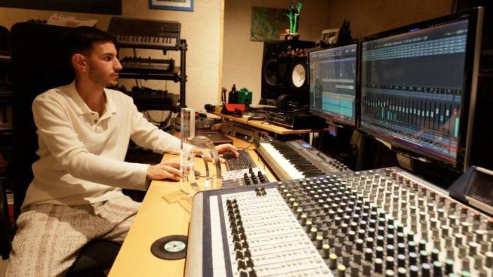 VÍDEO | Pere Navarro, un músico de jazz en la gira internacional de Rels B