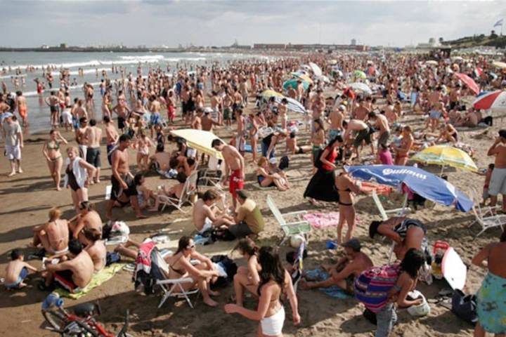 A partir del verano. Comenzarán a aplicar multas a los fumadores en las playas de Mar del Plata