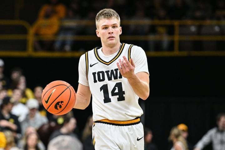 Deadspin | Iowa's Bennett Stirtz proving tireless as Xavier comes to town