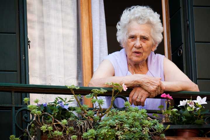 Dear Abby: I’m struggling with my cranky senior neighbor