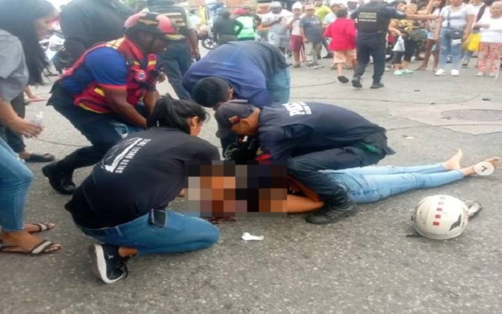 Una mujer resultó herida tras el desplome de un poste de alumbrado público en la Av. Sequisentenario de Valencia