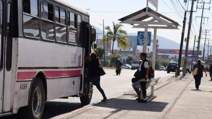 Transportistas insisten en aumentar la tarifa mínima antes de concluir el año