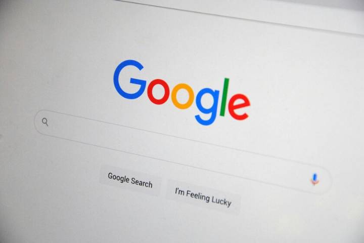 Bruselas acaba de abrir otra investigación contra Google: esta vez apunta directamente a su ‘política de abuso de reputación’