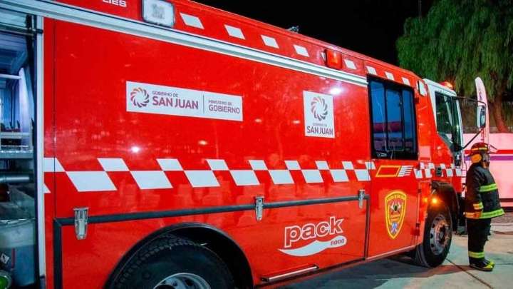 Se incendió una casa en Santa Lucía y hay personas atrapadas adentro