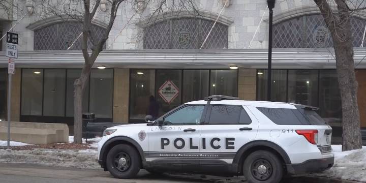 Lincoln police officer returns to duty after man’s death in cruiser