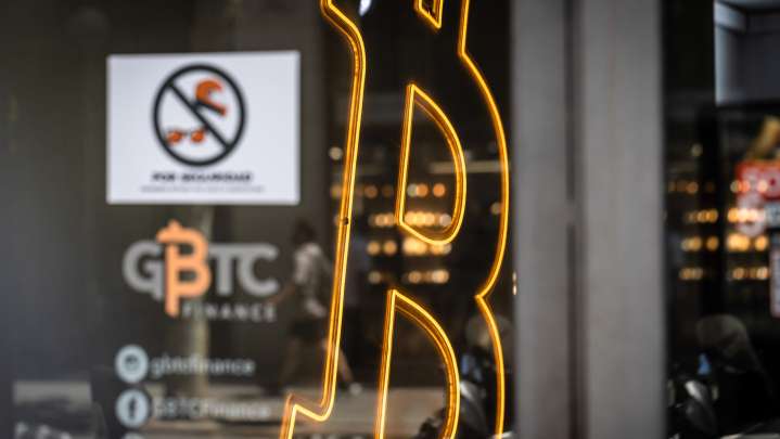 Bitcoin shaken by long-term holders dumping $45 billion