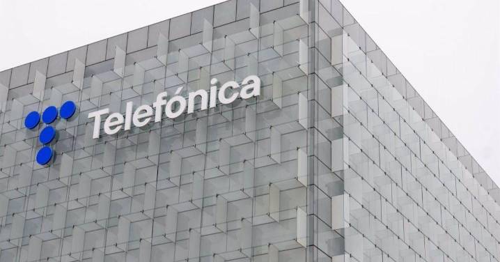 Telefónica pierde 1.080 millones de euros hasta septiembre y recorta su dividendo a la mitad