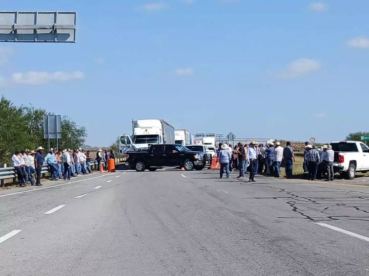 Continúan bloqueos de campesinos y transportistas en carreteras del país