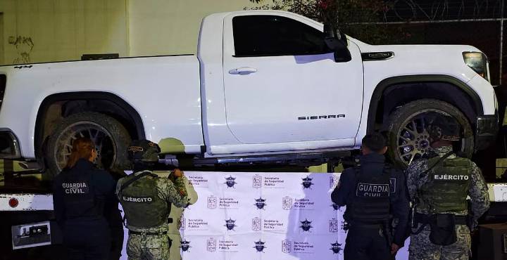 Aseguran 10 vehículos y cartuchos de alto calibre en Hidalgo, Michoacán