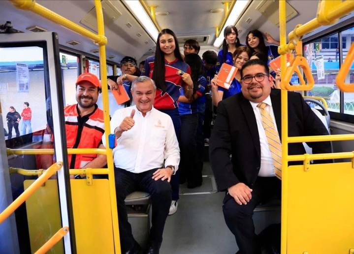 Entrega Héctor García libretas y balones en Prepa 8 de la UANL