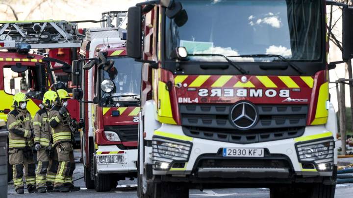 Una mujer sufre quemaduras y tres policías reciben asistencia tras el incendio de una casa en Castelló