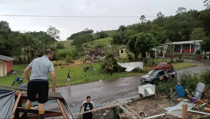 Dos tornados y una tormenta supercelular provocaron daños en Misiones y zonas fronterizas