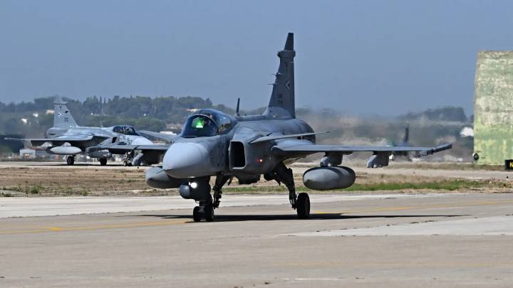 Polémica por costos de aviones suecos que adquirió el Gobierno