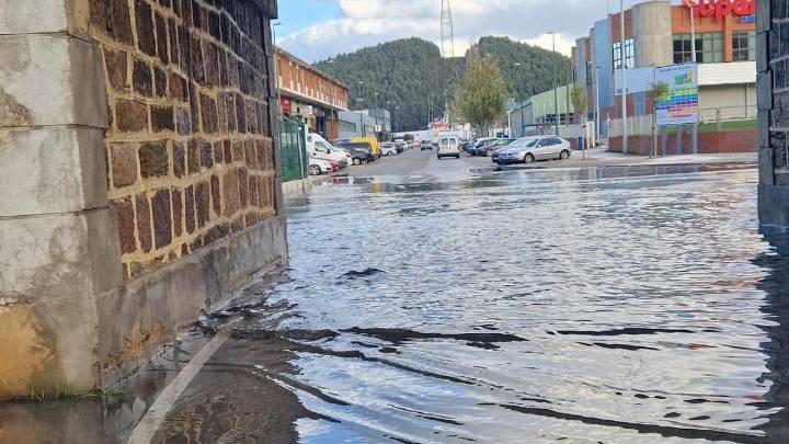 El Reblinco, la "Venecia" asturiana: el fenómeno que deja el agua por los tobillos a quienes pasean por este lugar de Avilés