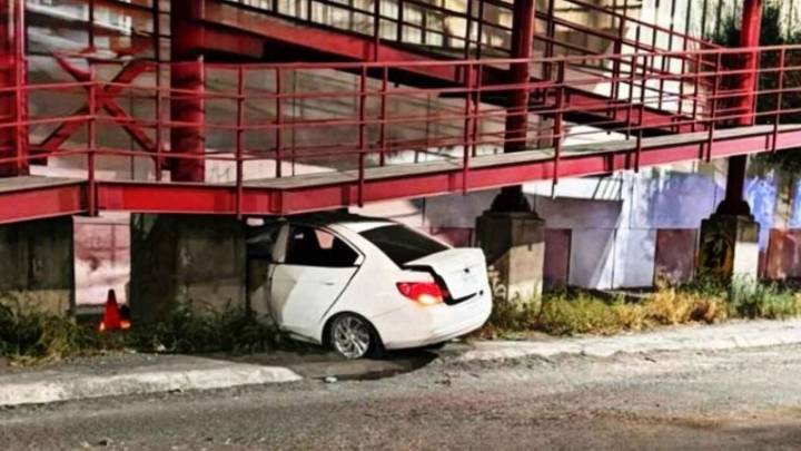 Muere tras impactar su vehículo contra puente peatonal en Apodaca; investigan exceso de velocidad