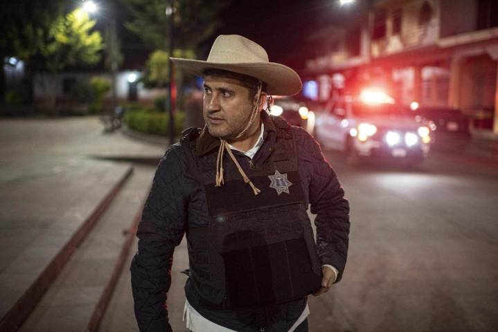 Señalan a jefe de la Policía de ultimar a homicida de Carlos Manzo estando sometido y desarmado