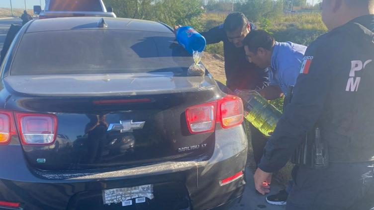 Se quedó sin gas; auxiliaron policías a conductora en el 4 Siglos