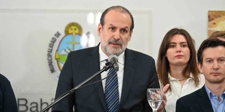 Intimaron al intendente de Bahía Blanca por una deuda de $7.500 millones por el consumo de energía eléctrica en barrios carenciados