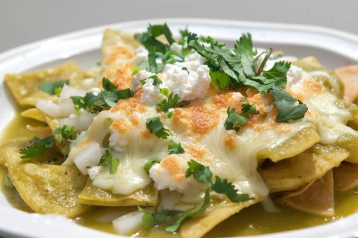 Qué llevan los chilaquiles suizos
