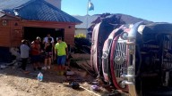 Un colectivo antiguo volcó en Huinganco e impactó de lleno contra el edificio municipal