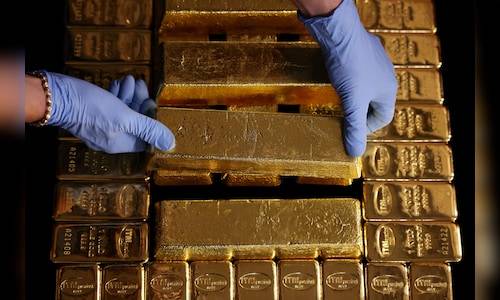 Gold holds losses with US rate-cut outlook muddled by data void