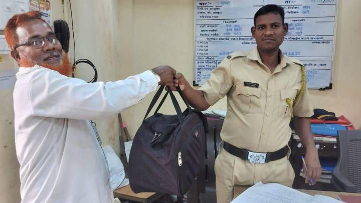 Mumbai: Honest auto driver from Dahisar hands over lost bag to Borivali Police