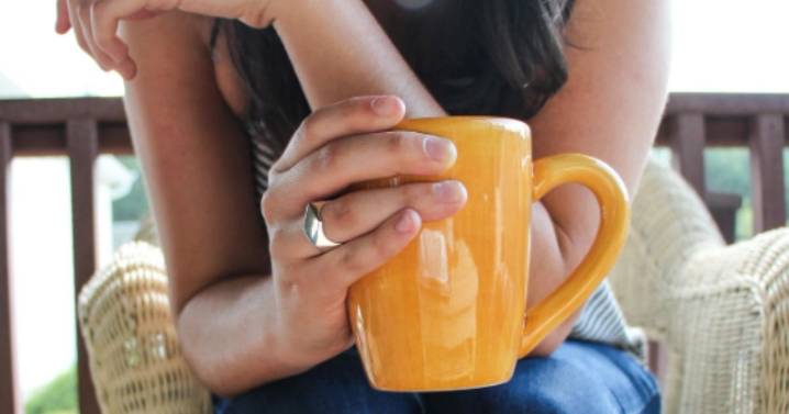 Dormir siestas después de beber el café del almuerzo trae beneficios para tu salud, ¿sabes por qué?