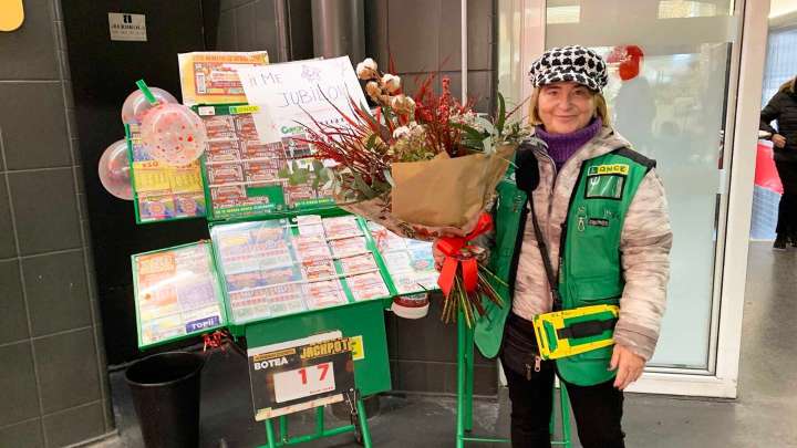 Esmeralda, la navarra que se jubila tras 15 años en su puesto del Mercado del Ensanche en Pamplona