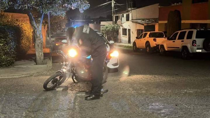 Motociclista menor de edad resulta lesionado tras impactar un vehículo en Las Américas