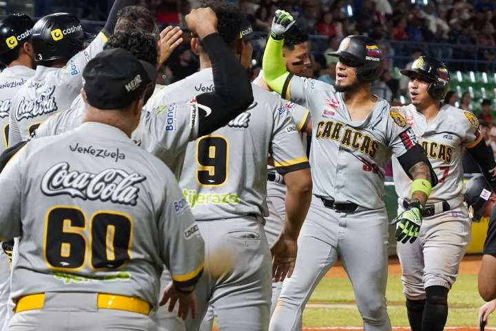 Lenyn Sosa castiga con grand slam y guía victoria caraquista