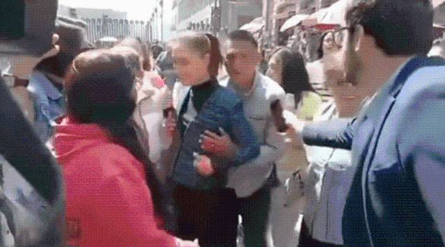 Sujeto acosa a la presidenta Sheinbaum durante un recorrido a pie en CDMX