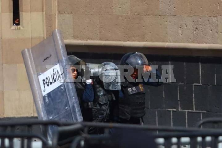 Deja 120 heridos y 40 detenidos enfrentamiento en Zócalo