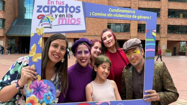 Cundinamarca rinde homenaje a 50 mujeres víctimas de violencia con memorial “En tus zapatos y en los míos”