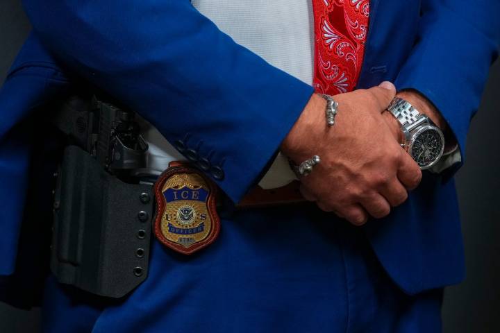 ICE abrirá un centro de llamadas para rastrear y deportar a menores indocumentados no acompañados