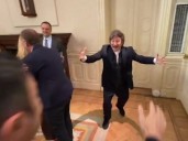 La curiosa entrada de Javier Milei a la reunión de su nuevo Gabinete: abrazos, saltitos y música de James Brown