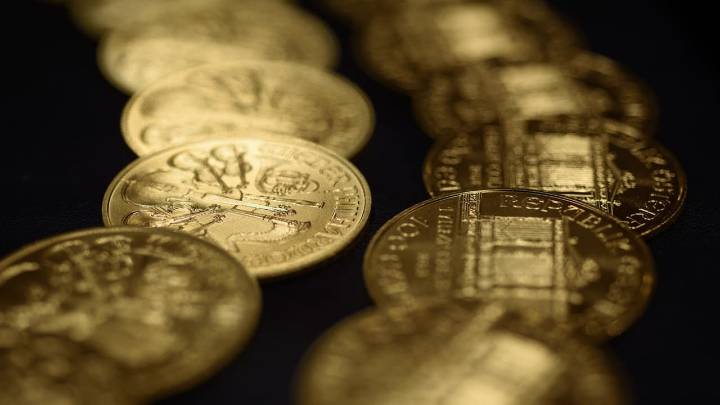 Gold holds losses with US rate-cut outlook muddled by data void