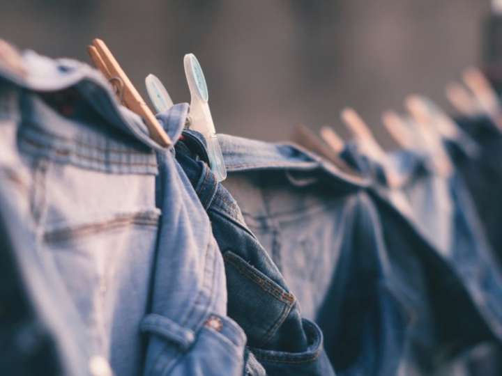 El sencillo truco de un famoso diseñador de moda para quitar por completo el olor de los jeans