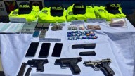 Los de ‘El Mesa’ tenían en Guatapé el kit completo: armas, droga y ¡uniformes de policía para disfrazarse!