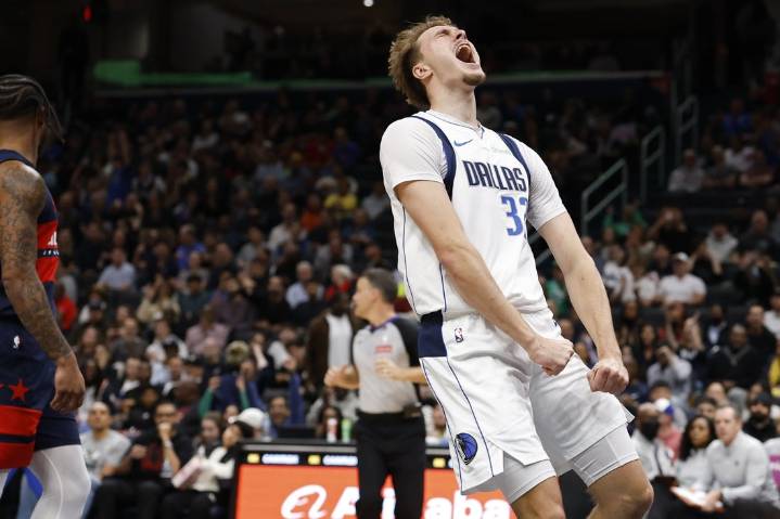 Deadspin | Cooper Flagg faces big test as Bucks come to Dallas