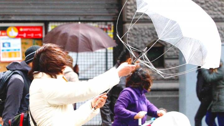 Hasta 90 km/h: Meteorología emite aviso por "viento normal a moderado" en zonas de tres regiones del país