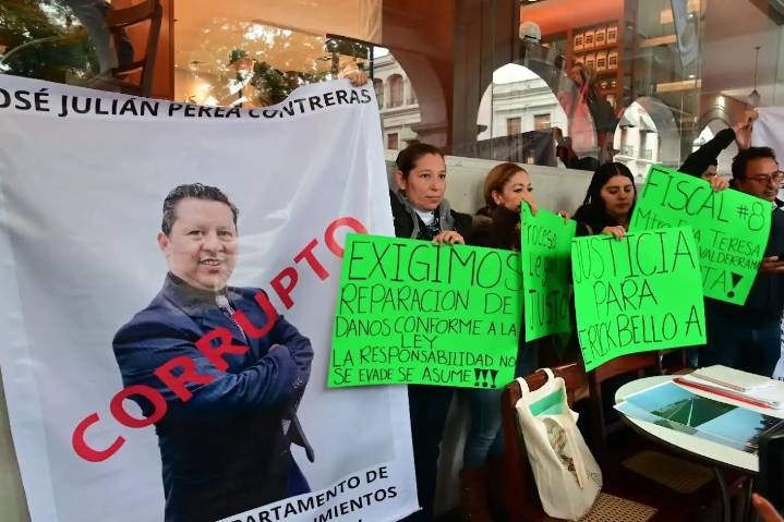 Piden reparación de daños a motociclista herido en choque contra auto, en Acajete