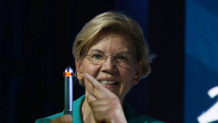 Elizabeth Warren Directs Audience To Look Into Flashy Thing From Men In Black So They'll Forget Her Previous Contradictory Statements