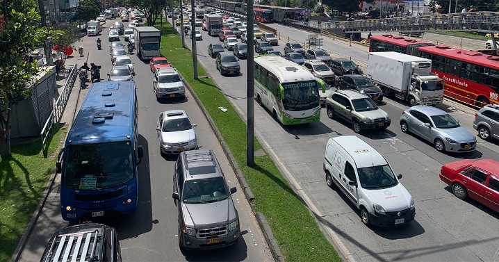 ¡Caos en la Calle 80! Conductores enfrentan tráfico infernal