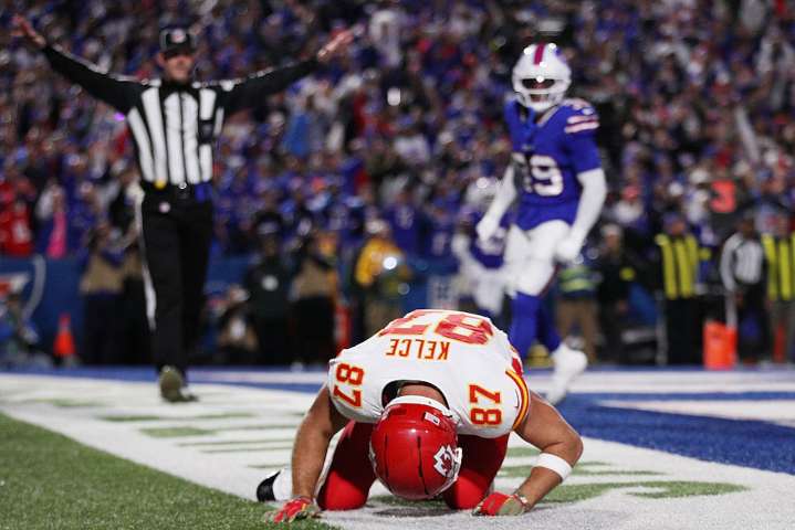 Travis Kelce wasn’t the only one who felt the pain late in first half of Bills