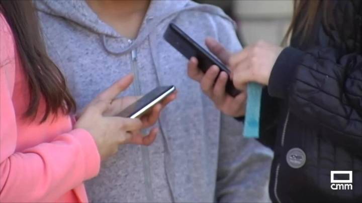 Expertos aconsejar entregar el móvil a los adolescentes a partir de los 16 años