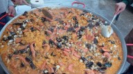 La paella gigante que no pudo comerse en una parroquia de Cotobade y desató el cabreo colectivo: «É unha vergoña»