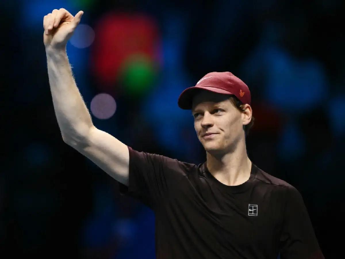 Sinner avanza a la final de la Copa de Maestros y extiende su racha...